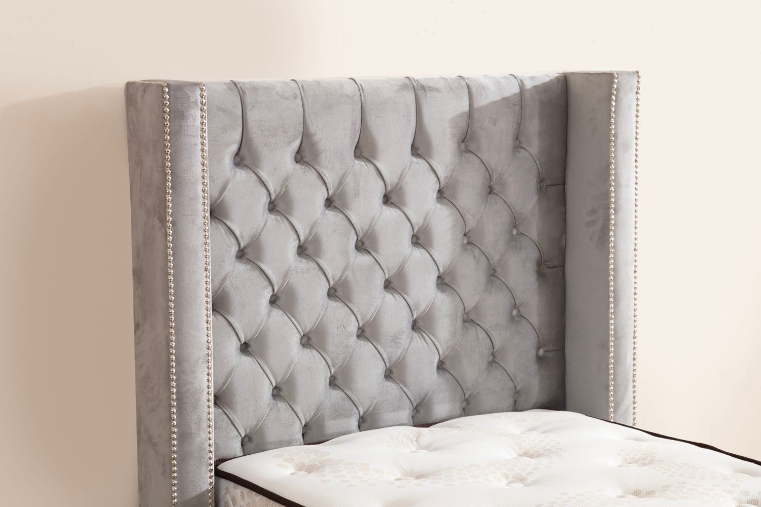 Lit coffre CLOUTE velours gris avec tête de lit capitonné