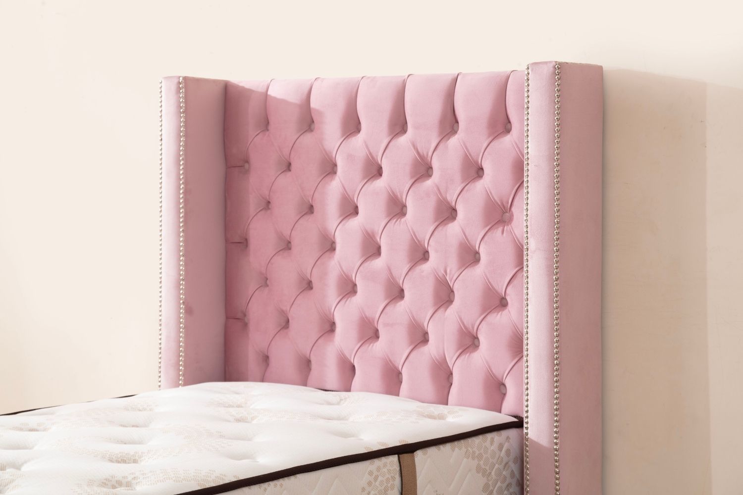 Lit coffre CLOUTE velours rose avec tête de lit capitonné