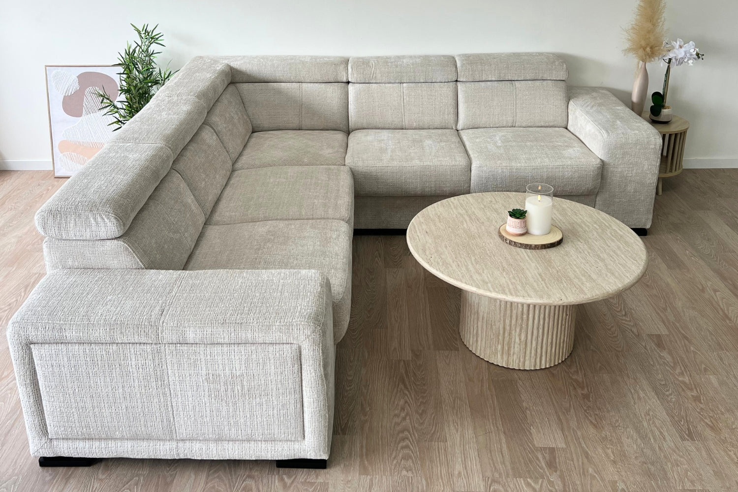 Conçu pour les intérieurs modernes et spacieux, ses dimensions généreuses de 260 x 260 cm offrent une disposition harmonieuse en L sans angle marqué, idéale pour une circulation fluide et un rendu visuel parfaitement équilibré.