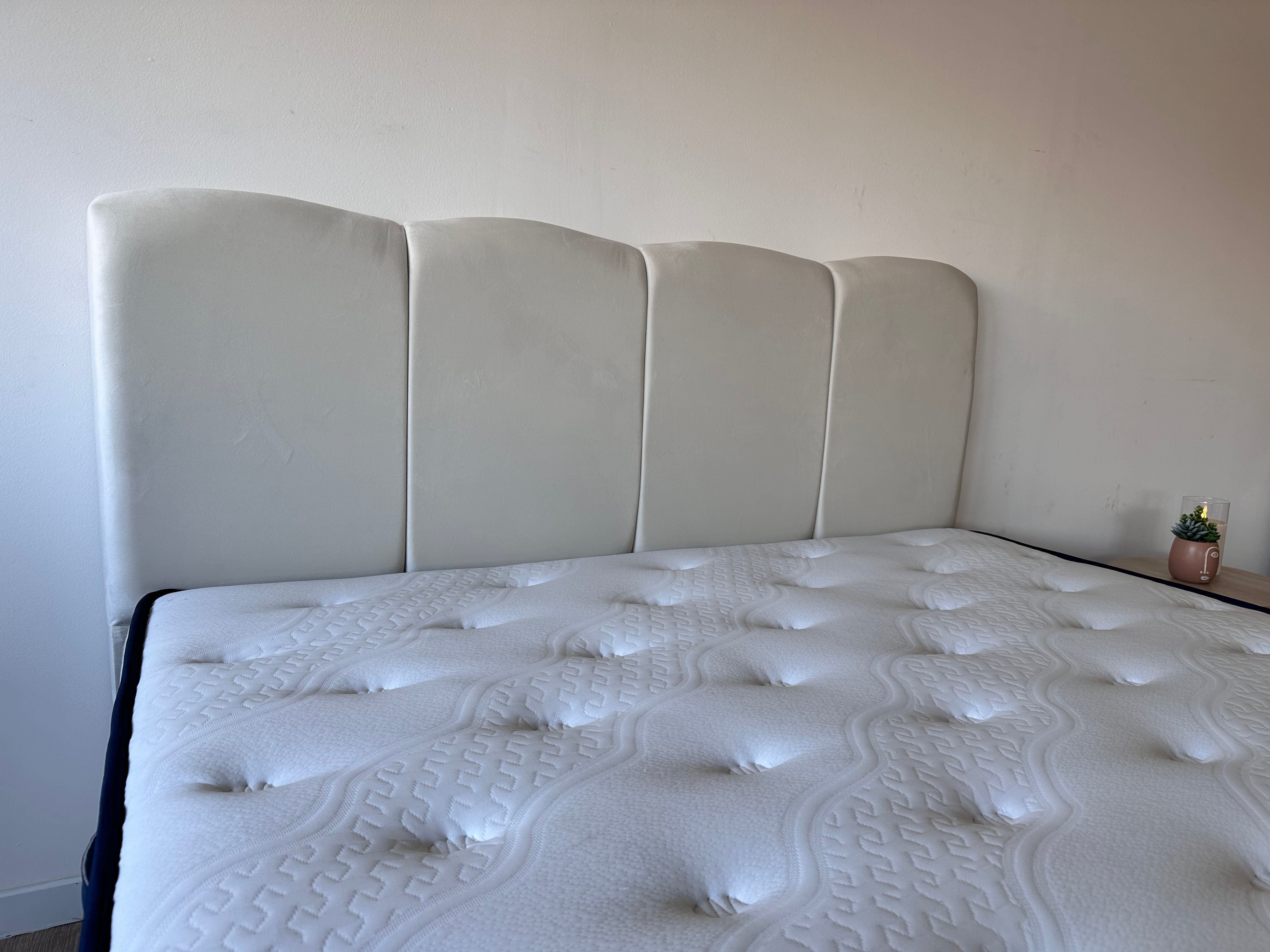 Lit Coffre Celia, Blanc Cassé, Velours, Sommier Relevable, Rangement Intégré, Lit Moderne