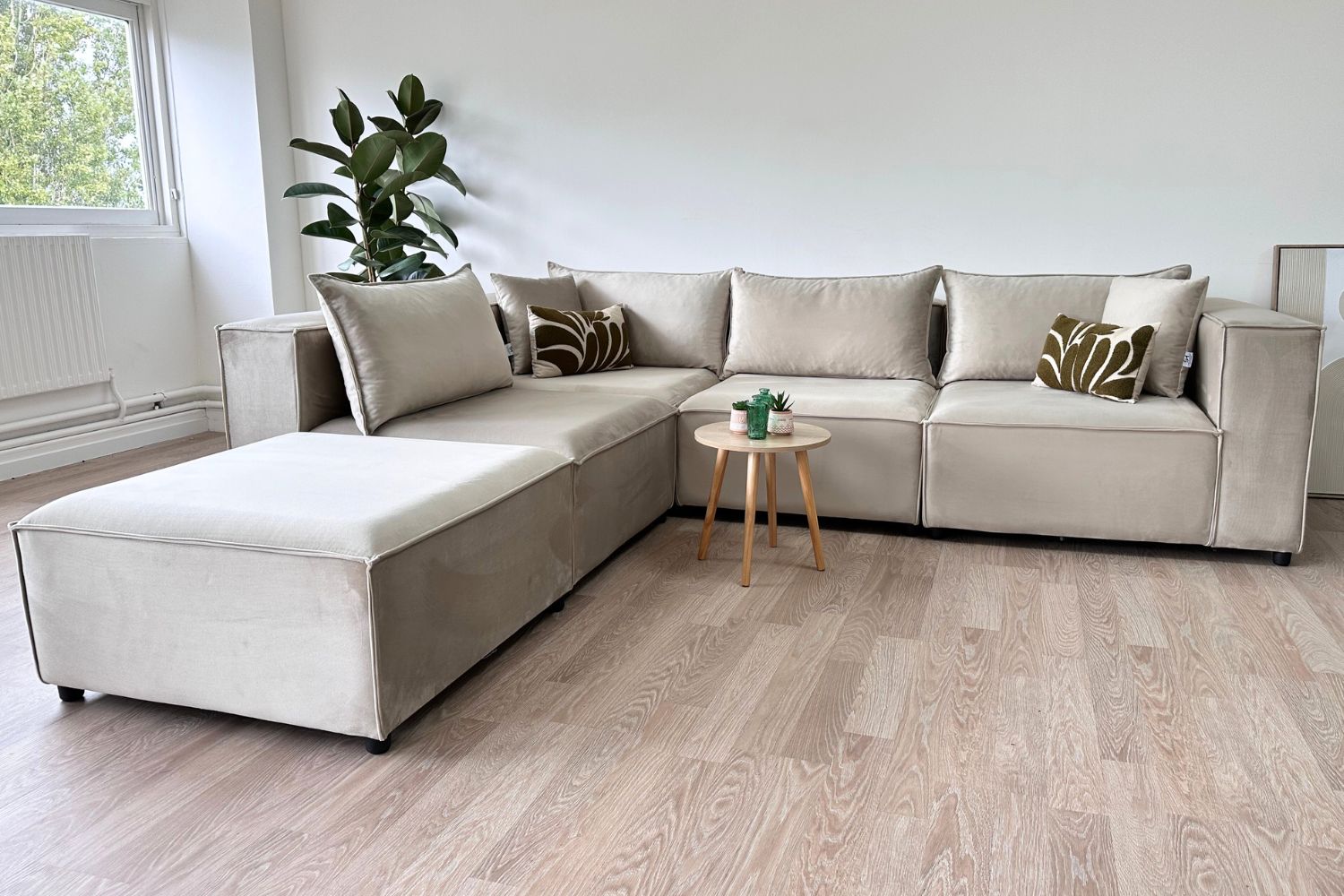 Canapé ELEGANCE velours modulable 4+1 avec pouf