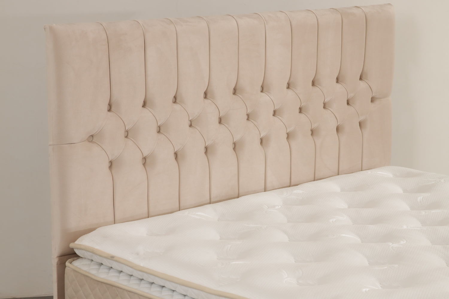 Lit coffre HUGO velours beige avec tête de lit