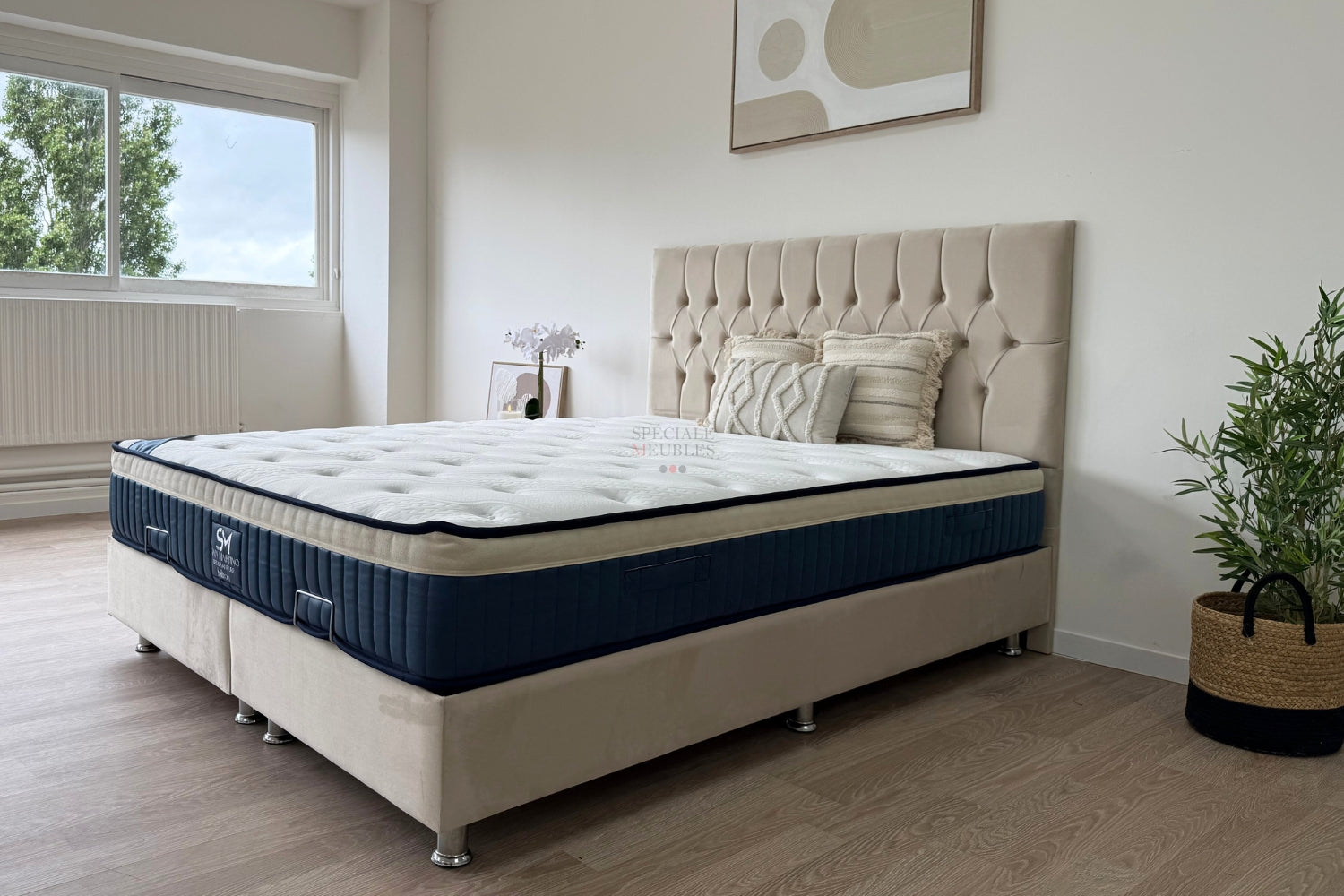 Lit coffre HUGO velours beige avec tête de lit