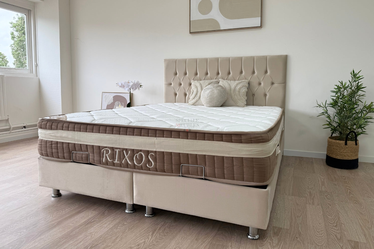 Lit coffre HUGO velours beige avec tête de lit
