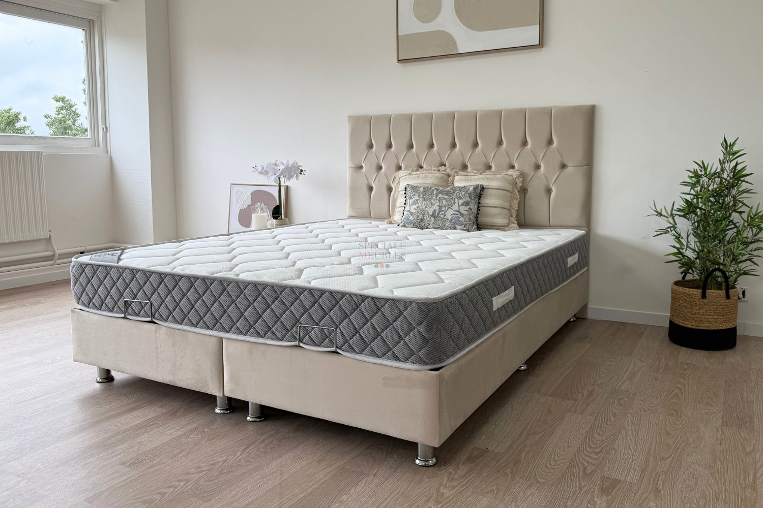 Lit coffre HUGO velours beige avec tête de lit