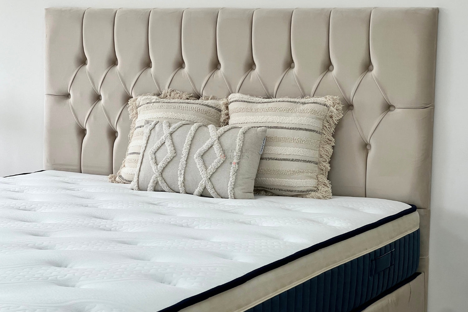Lit coffre HUGO velours beige avec tête de lit