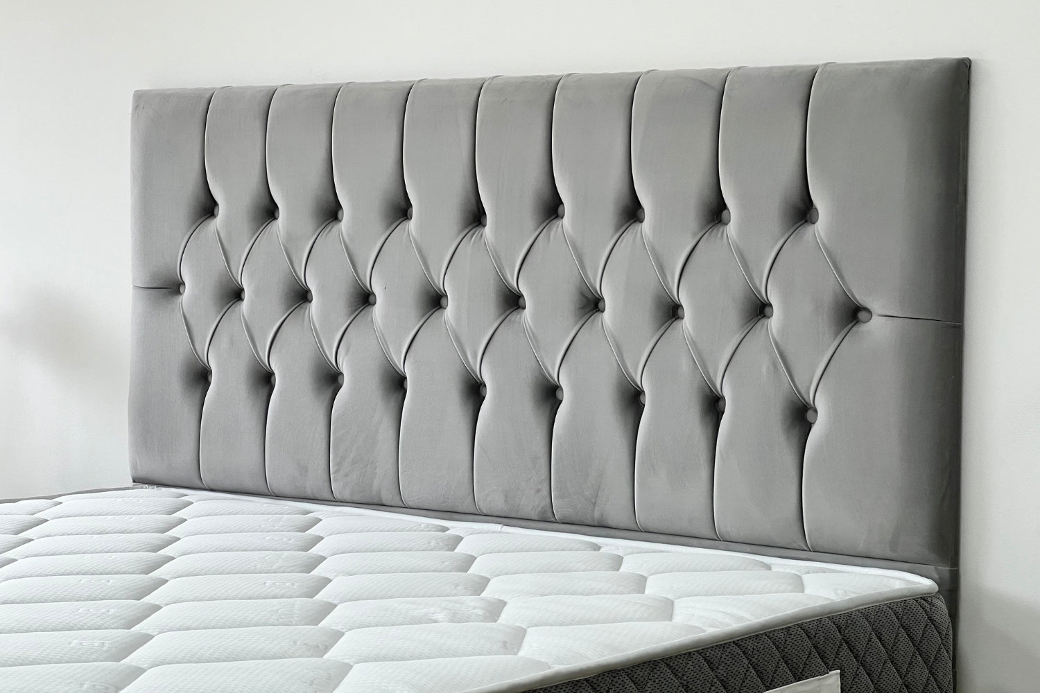 Lit coffre HUGO velours gris avec tête de lit
