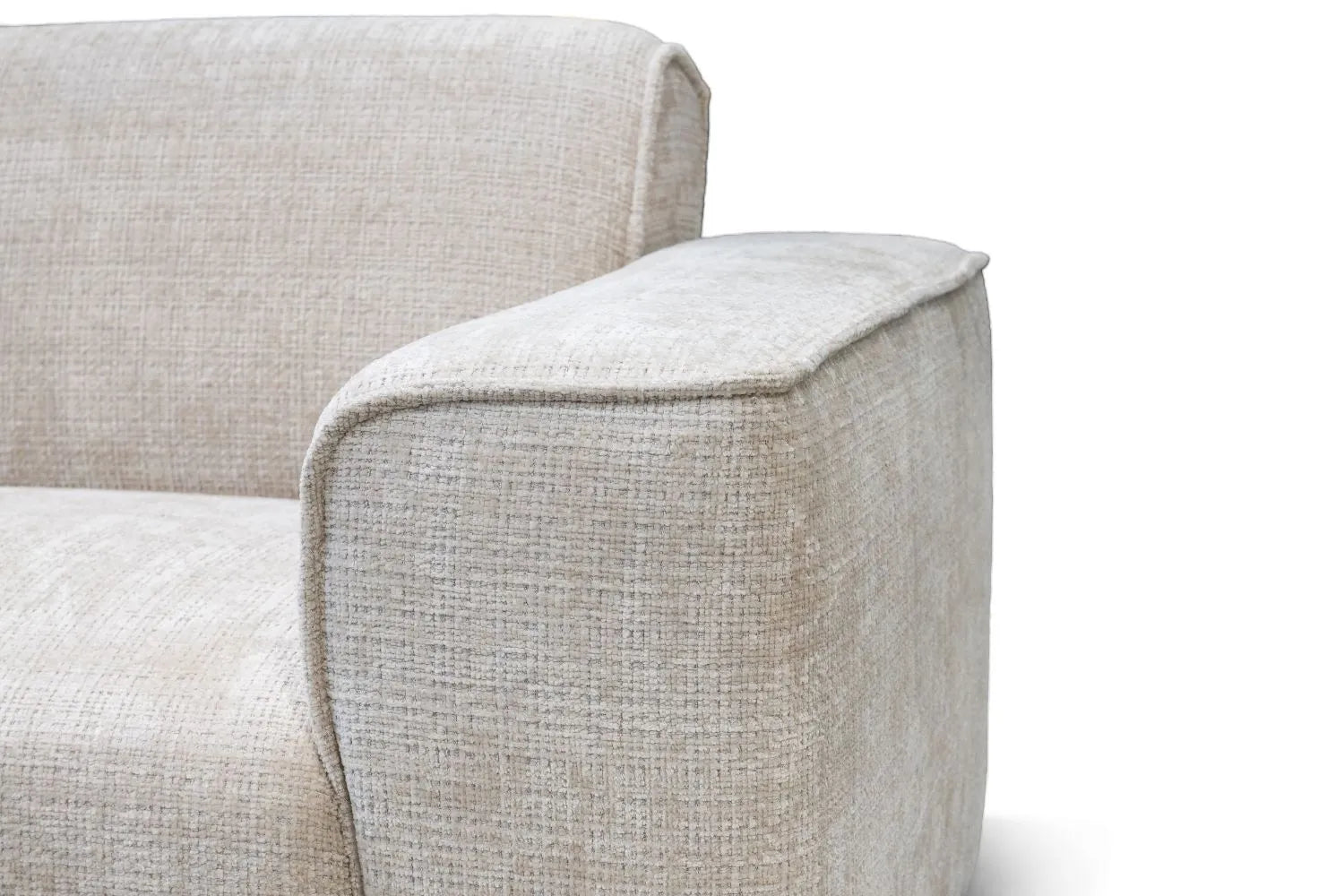 Gros plan sur l'accoudoir du canapé COLETTE Marbella beige en tissu texturé