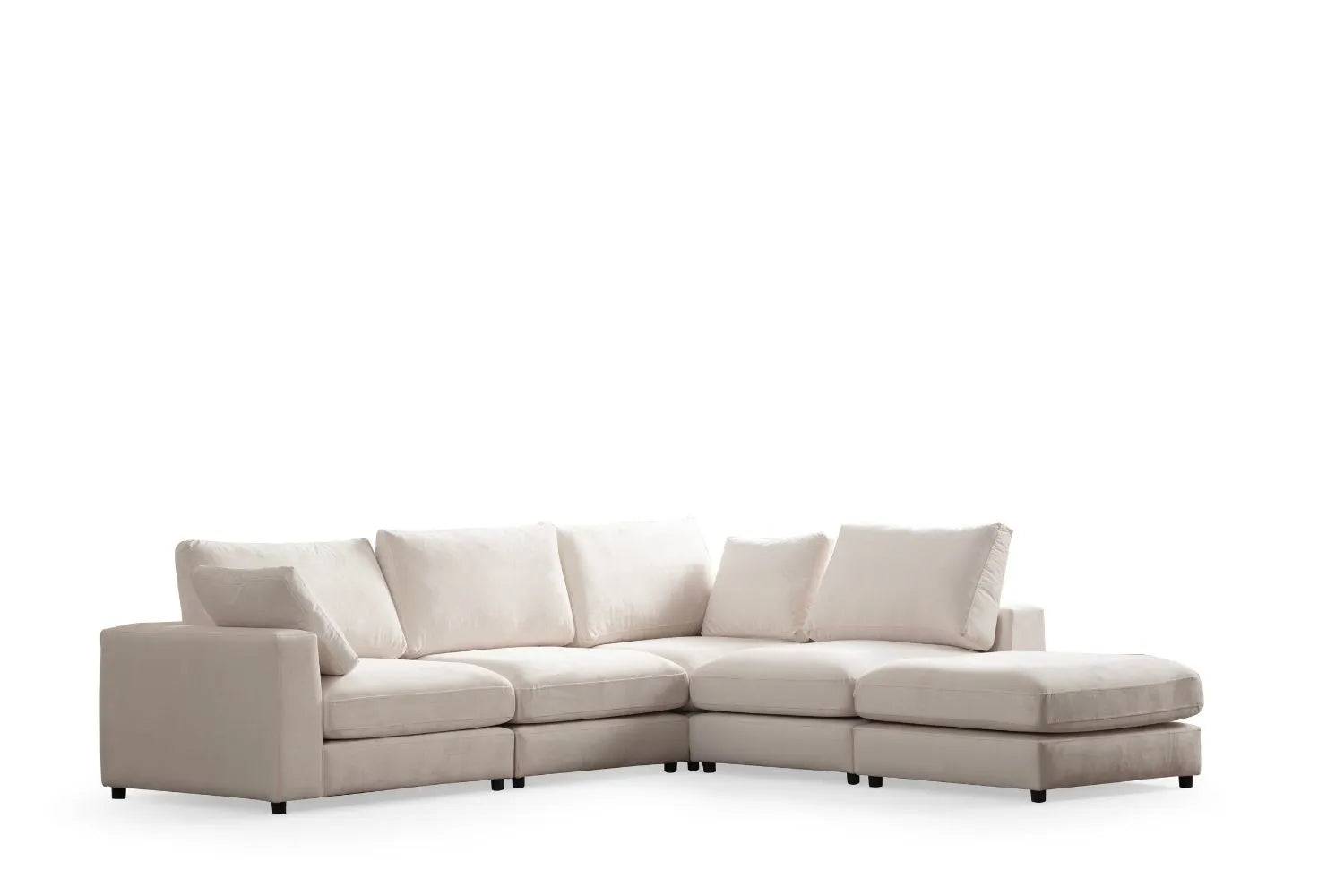 Canapé JULIA modulable 4 places avec 1 pouf, design en velours blanc cassé, présenté sur un fond blanc minimaliste pour mettre en avant ses lignes épurées et sa modularité.