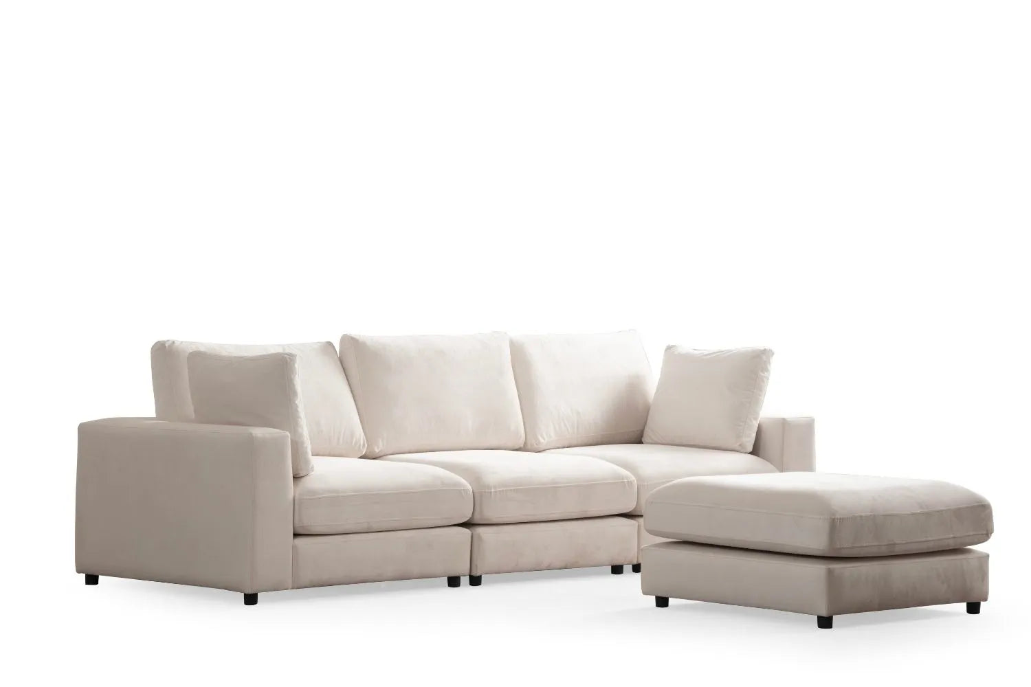 Canapé JULIA en velours blanc cassé 3+1 pouf vue oblique sur fond blanc.