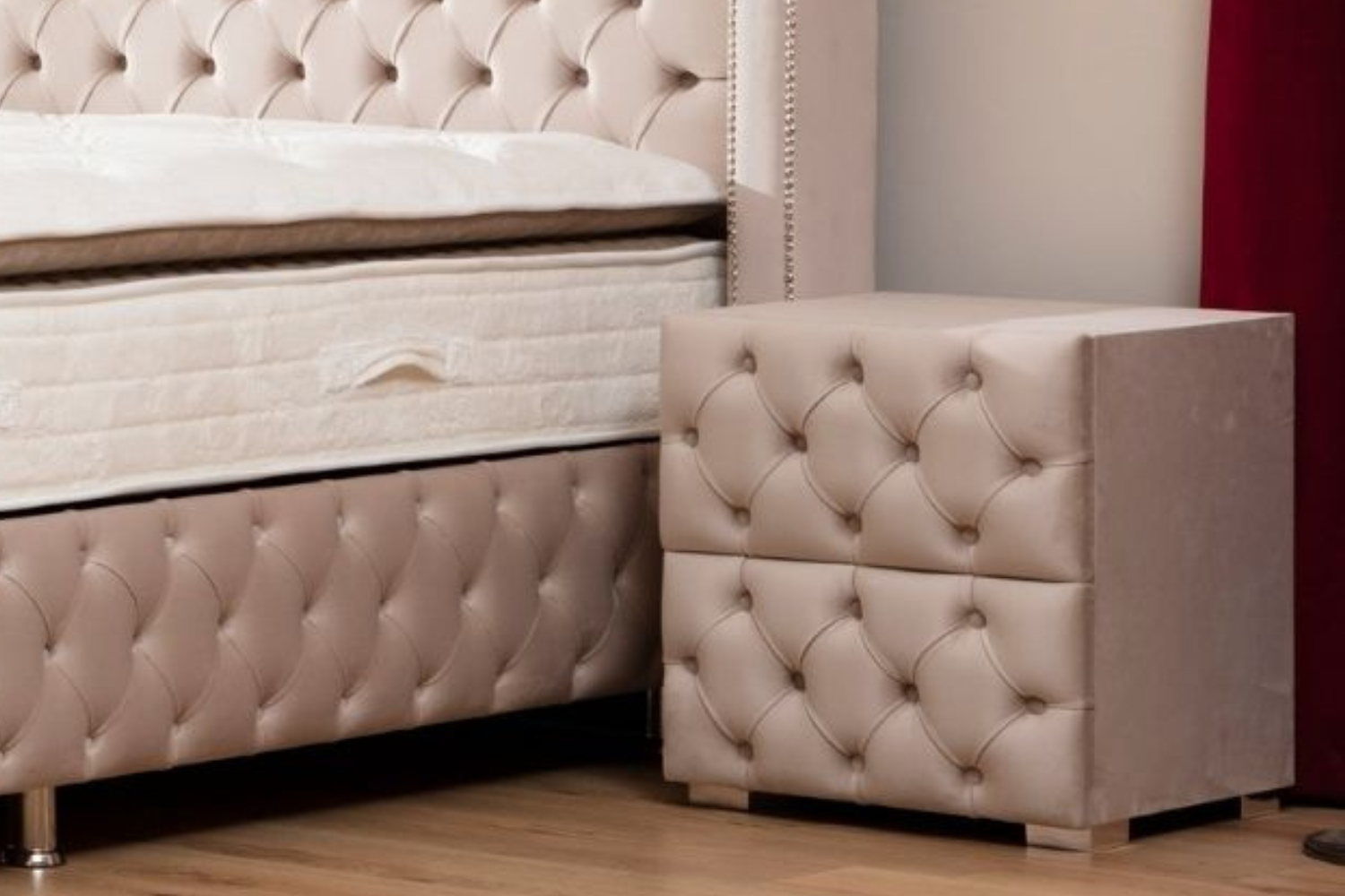 Chevet CAPITONNÉ en velours beige, avec un design raffiné et des détails capitonnés, idéal pour une chambre élégante et contemporaine.