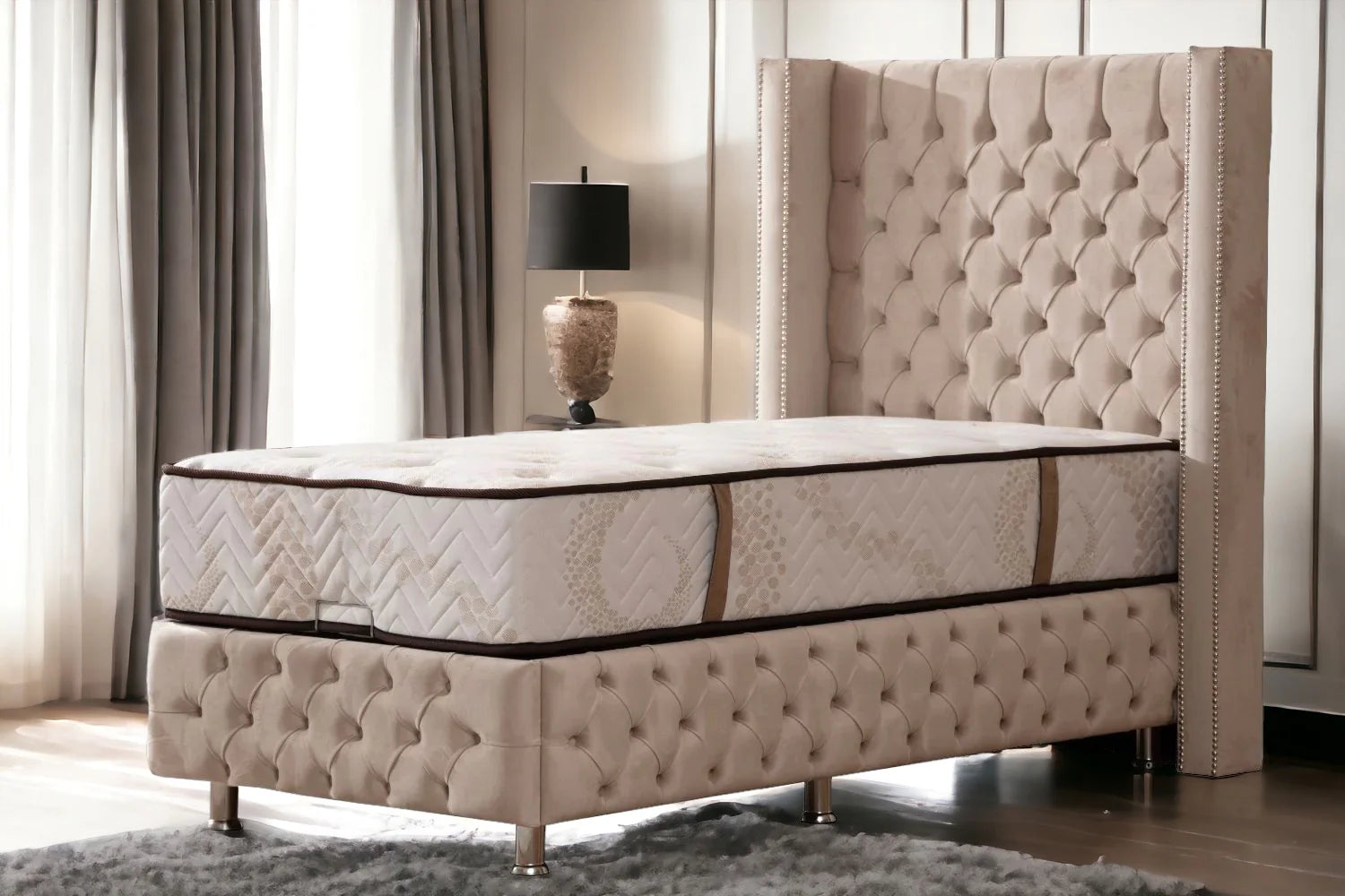 Lit coffre CLOUTE velours beige avec tête de lit capitonné