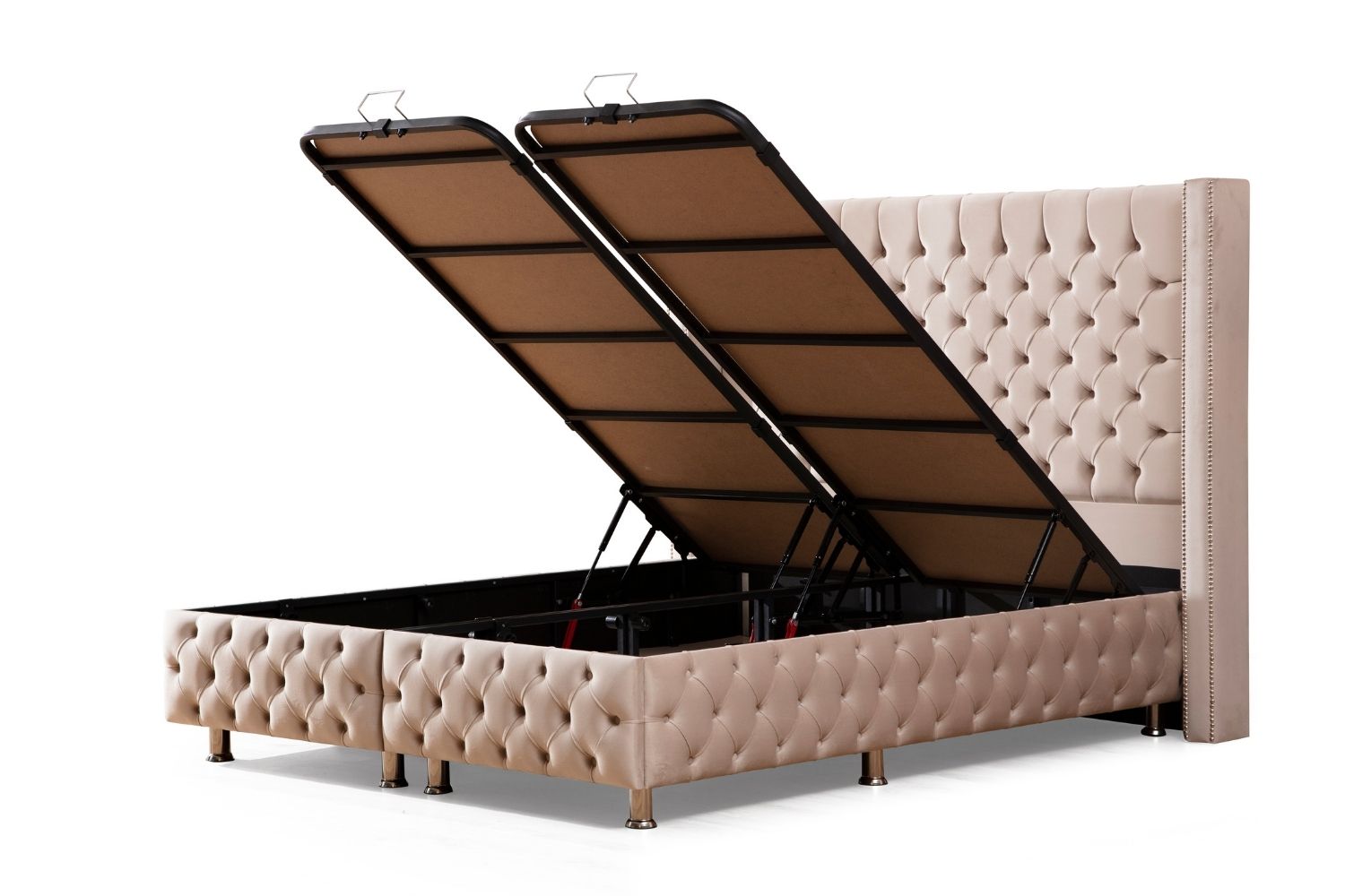 Lit coffre CLOUTE en velours beige avec coffre ouvert, offrant un grand espace de rangement pratique.