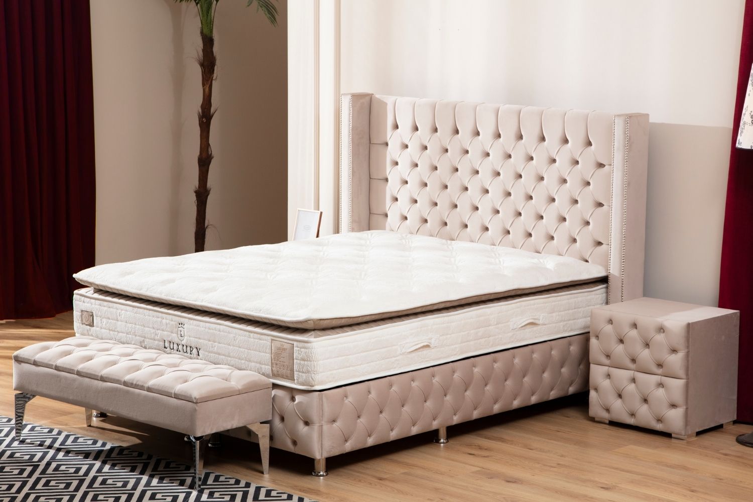 Lit coffre CLOUTE en velours beige dans une chambre moderne, vue latérale avec décor, parfaitement intégré à l’environnement.