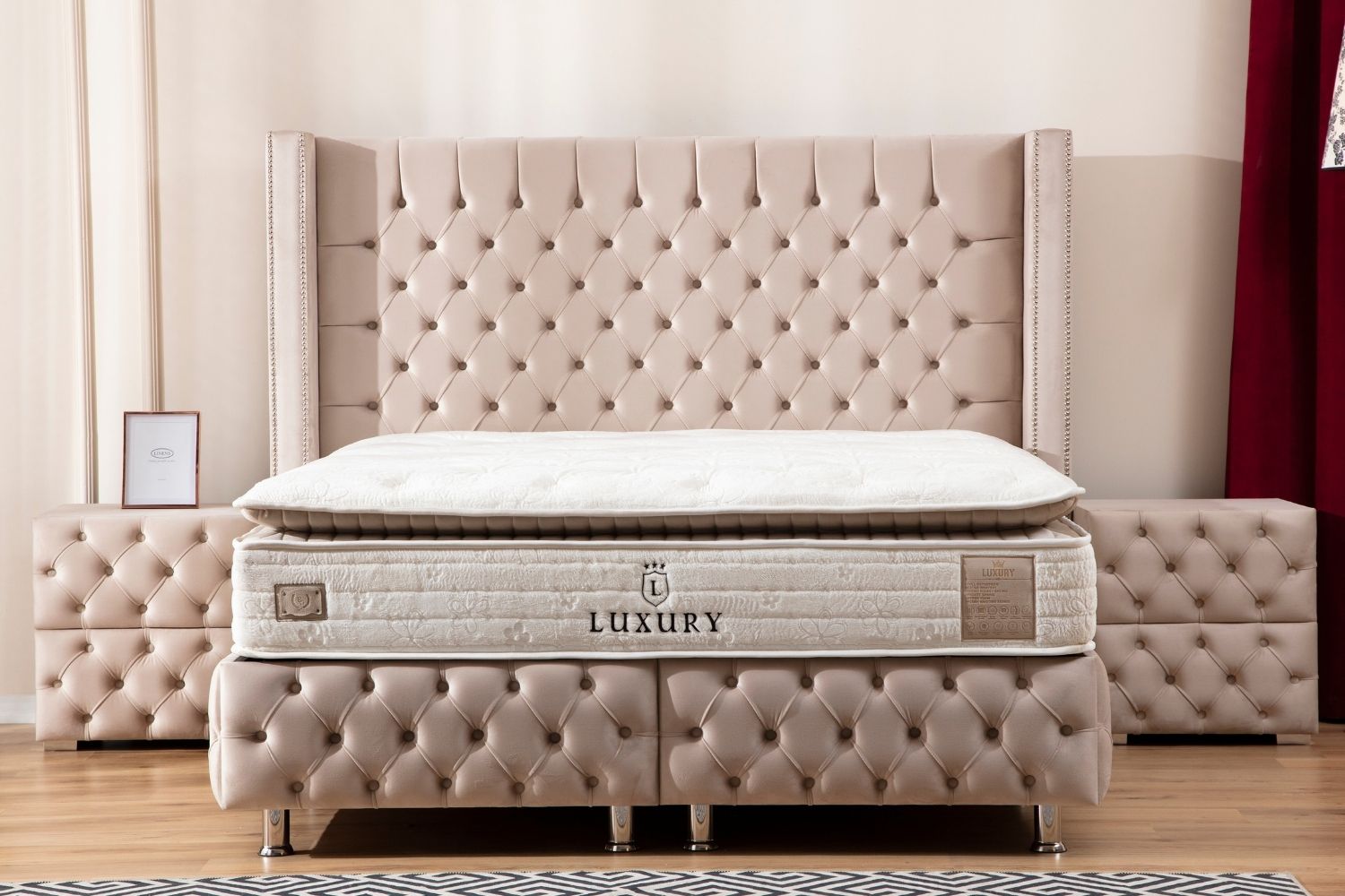 Vue de face du lit coffre CLOUTE en velours beige, mettant en avant son design moderne et raffiné.