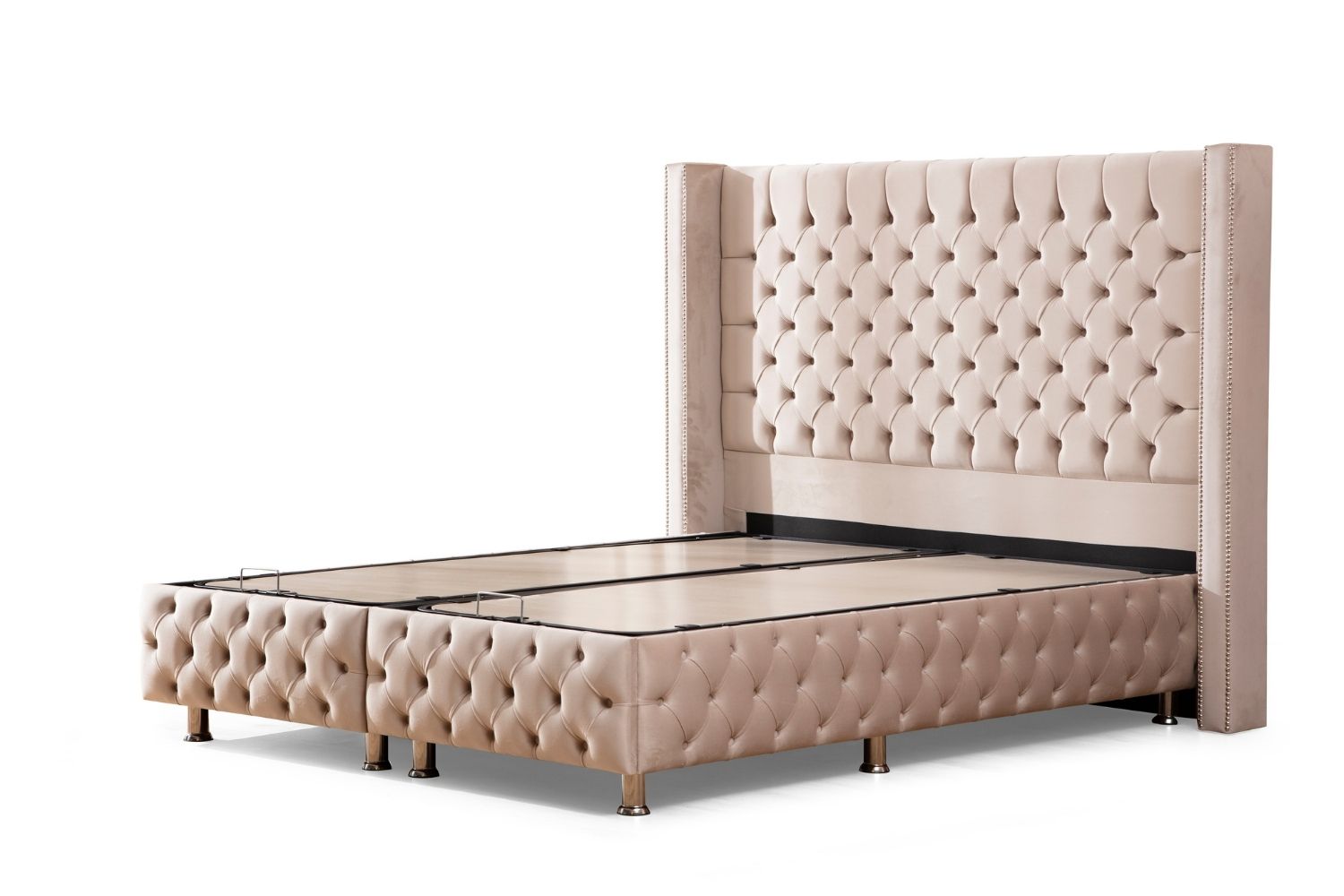 Vue latérale du lit coffre CLOUTE en velours beige avec coffre fermé, soulignant ses lignes épurées et élégantes.