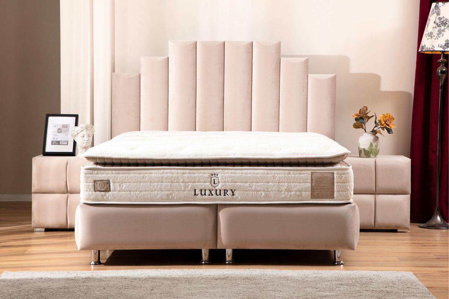 Vue de face du lit coffre NATURA en velours beige, mettant en avant son design élégant et moderne.