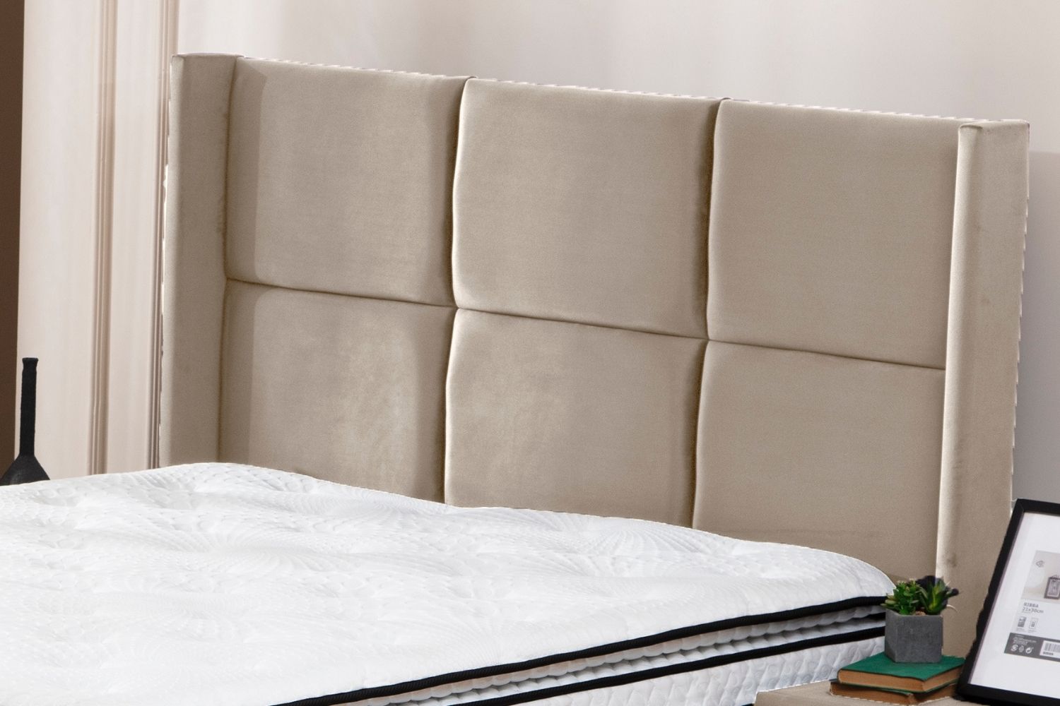 Zoom sur la tête de lit du lit coffre RIO en velours beige, mettant en valeur les détails soignés et la texture douce du velours.