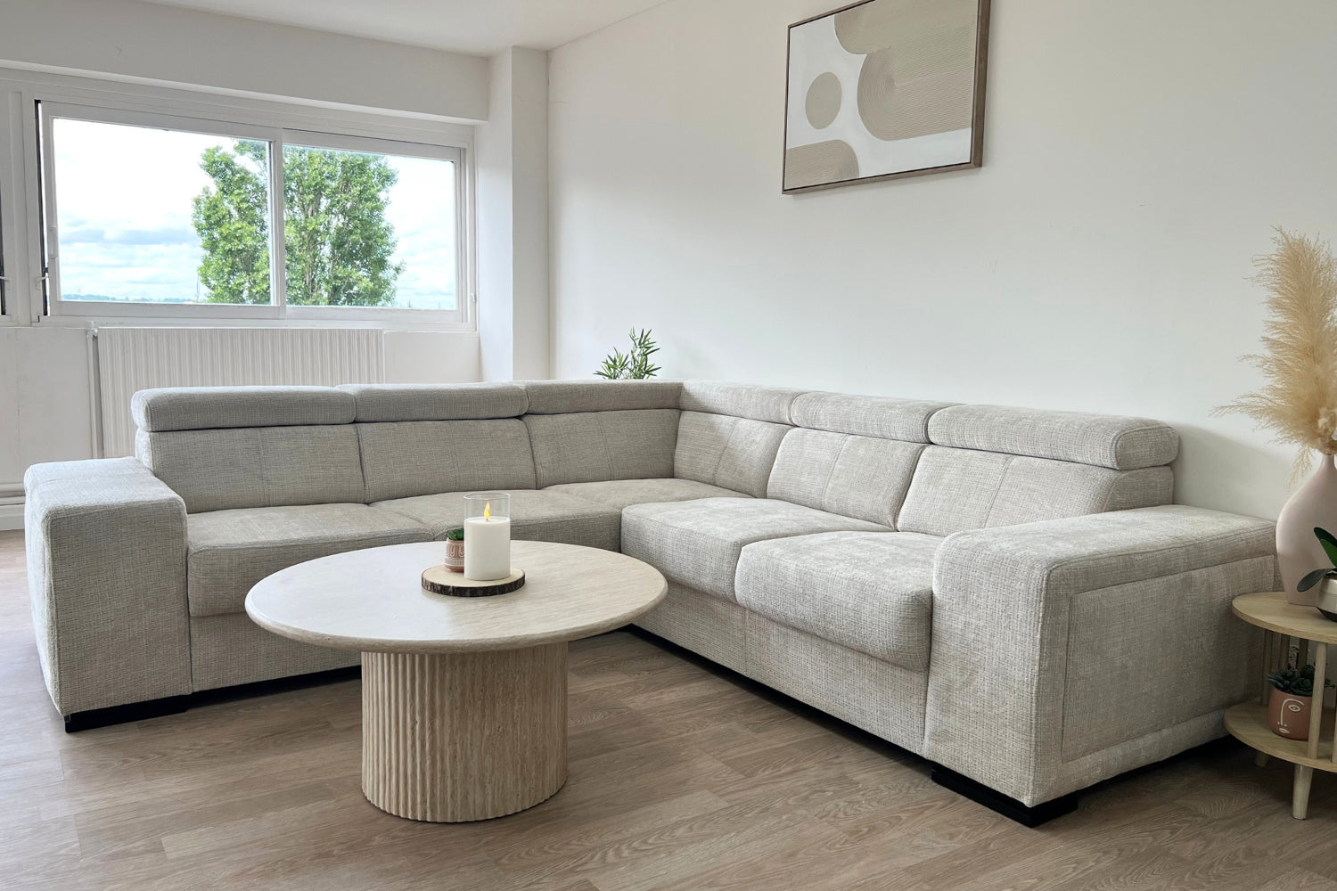 Le canapé d’angle symétrique convertible KAROLA – Tissu Marbella Crème apporte élégance, confort et fonctionnalité à votre salon. 