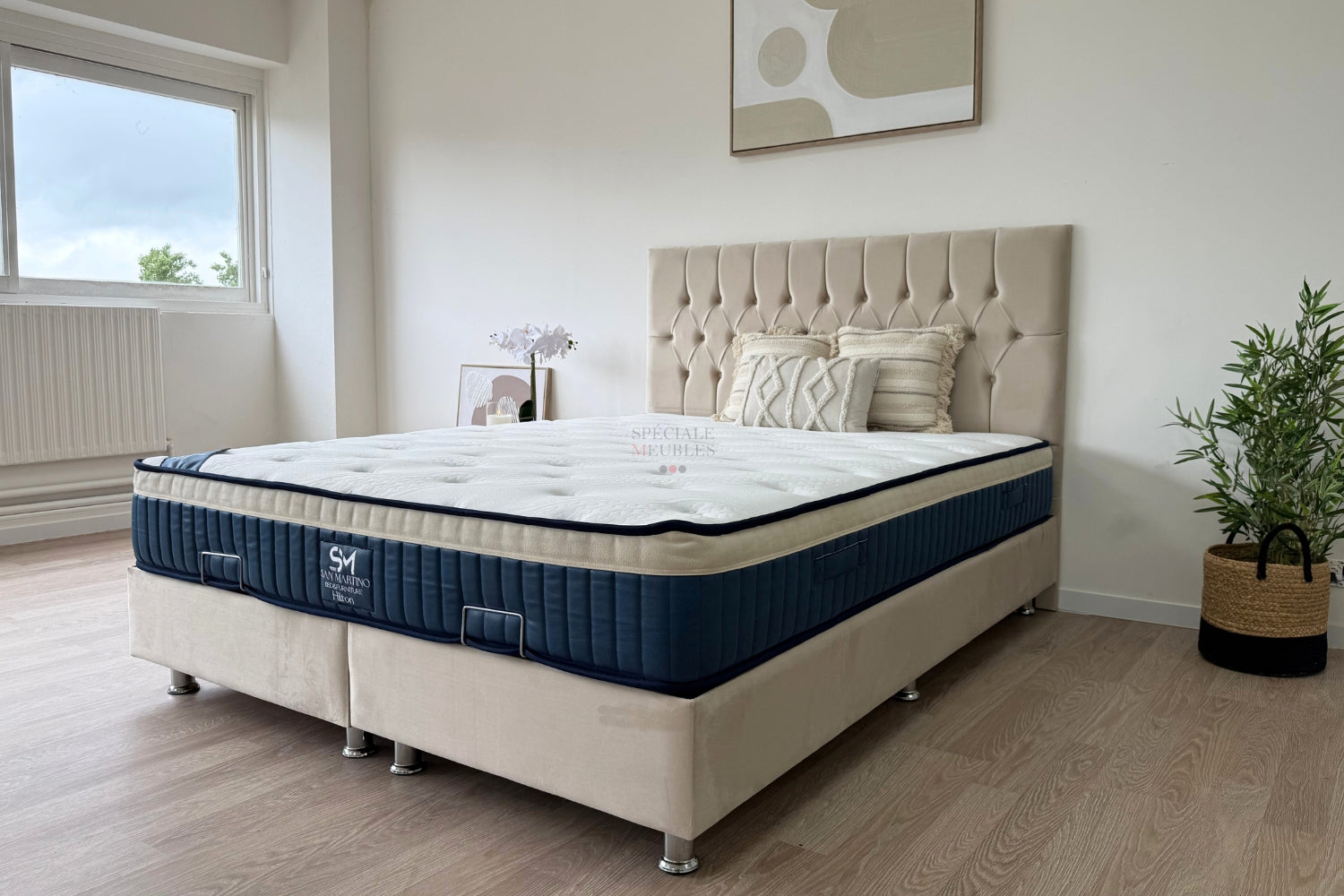 Lit coffre HUGO velours beige avec tête de lit