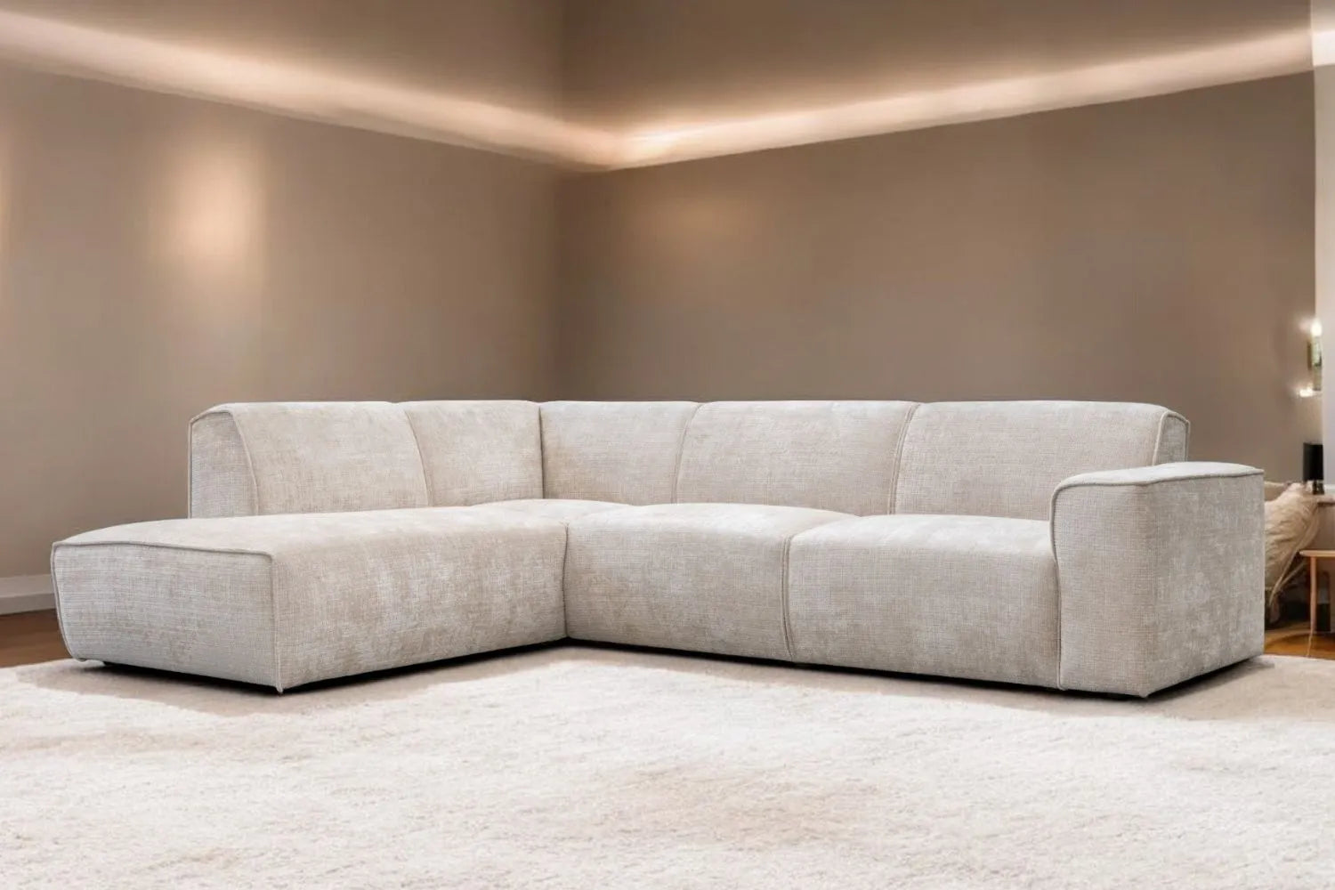 Canapé d'angle COLETTE Marbella beige dans un salon moderne avec éclairage chaleureux