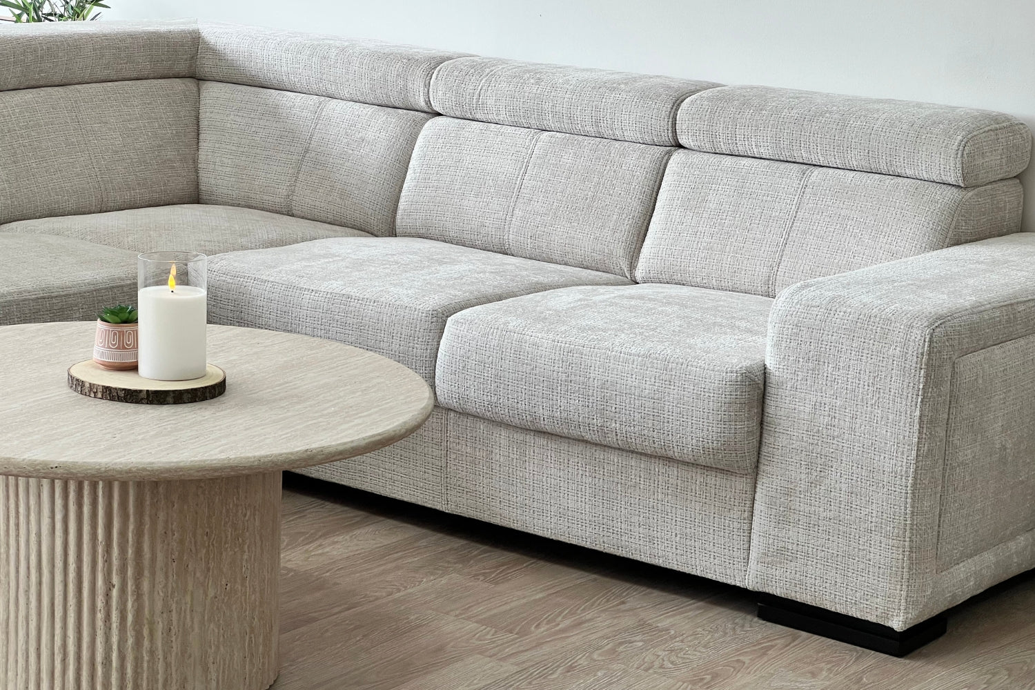 Pensé pour le confort quotidien, ce canapé propose des assises larges, un soutien équilibré et des appuie-têtes intégrés assurant un maintien optimal de la tête, du dos et des épaules.