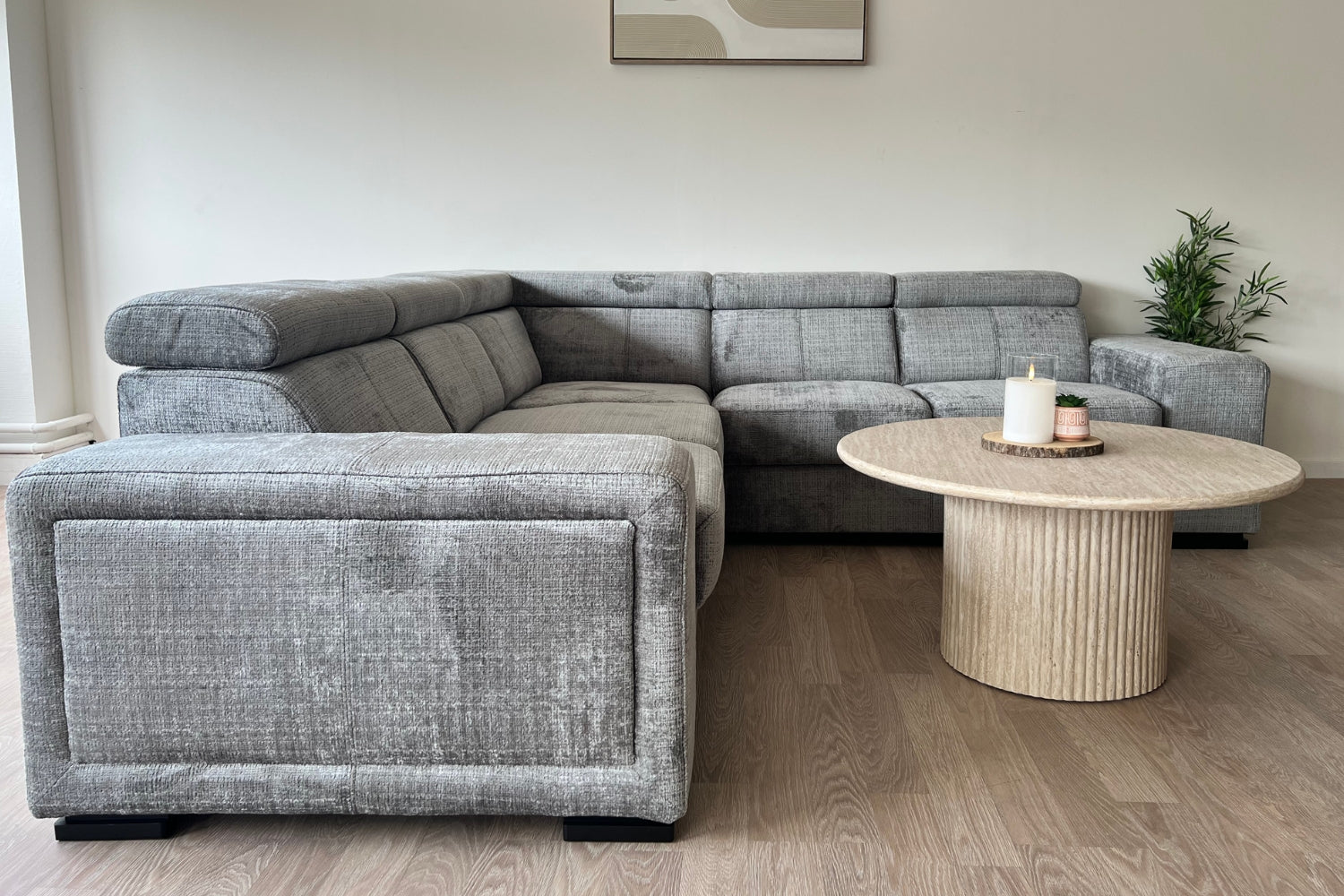 Avec ses dimensions généreuses de 260 x 260 cm, il crée une disposition harmonieuse en L sans angle marqué, idéale pour une circulation fluide et un rendu visuel équilibré.